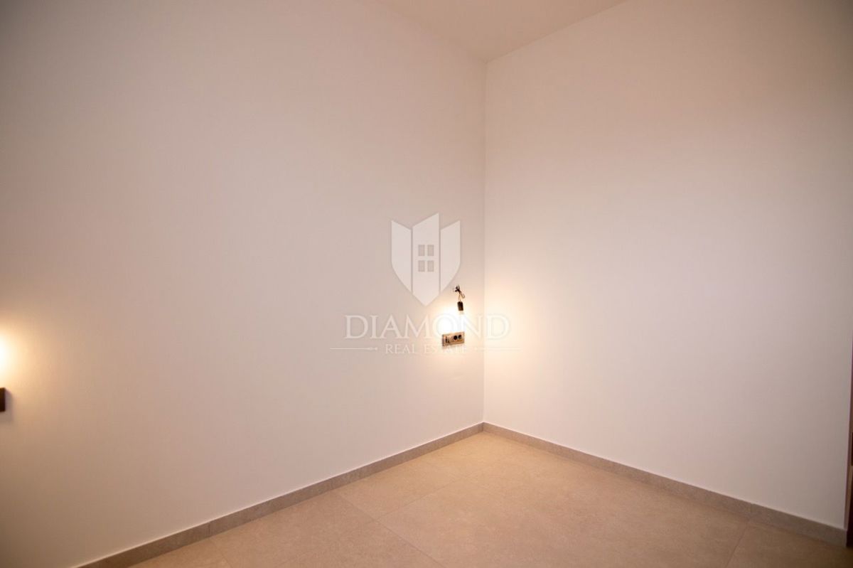 KRK, MALINSKA, POL-SAMOSTOJNA HIŠA Z BAZENOM