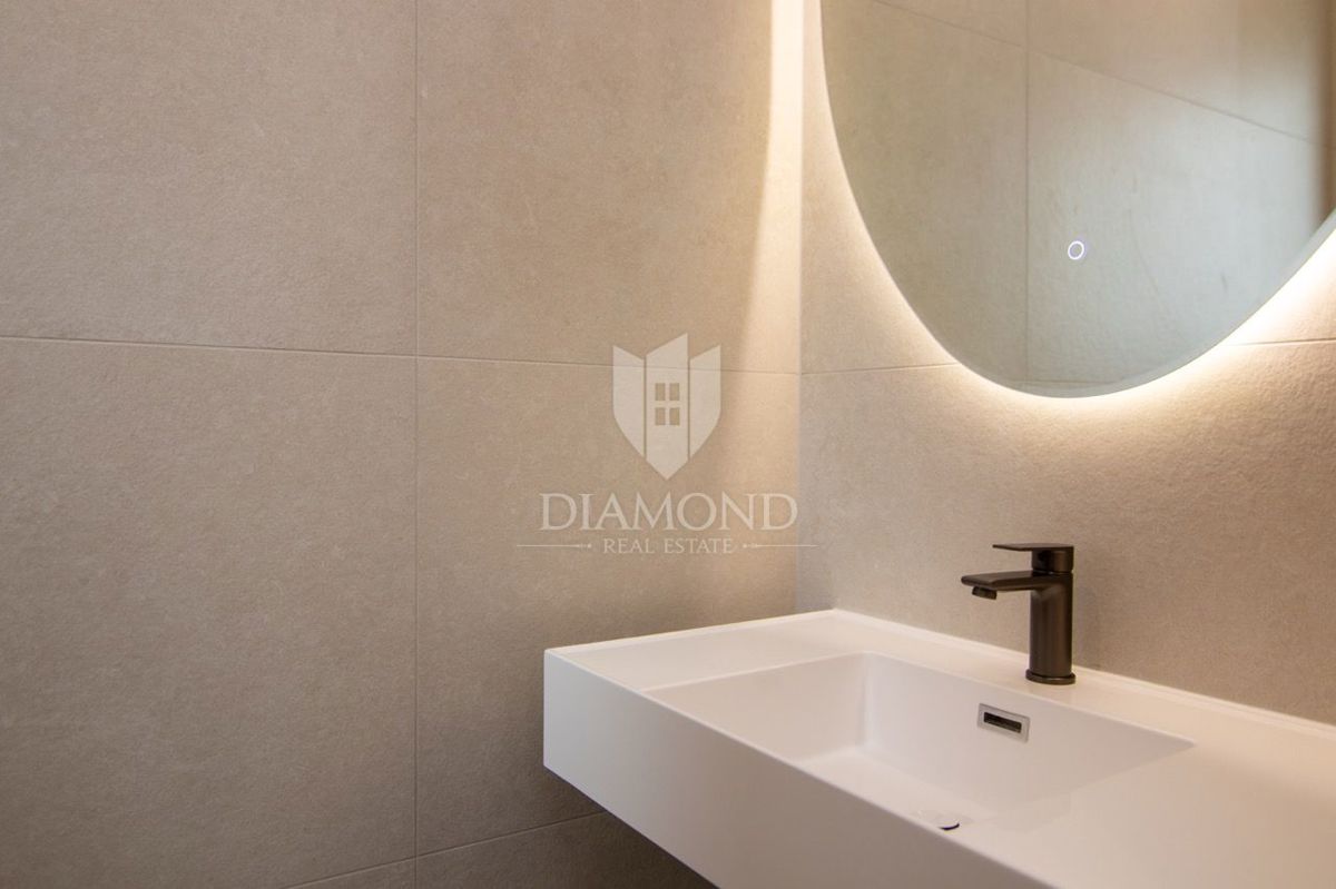 KRK, MALINSKA, POL-SAMOSTOJNA HIŠA Z BAZENOM