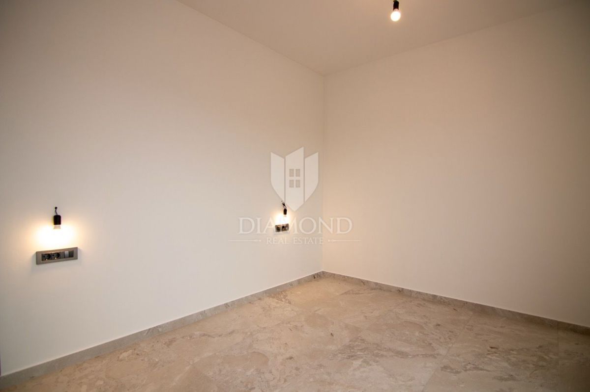 KRK, MALINSKA, POL-SAMOSTOJNA HIŠA Z BAZENOM