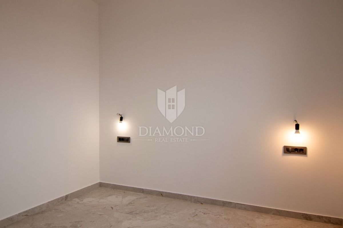 KRK, MALINSKA, POL-SAMOSTOJNA HIŠA Z BAZENOM