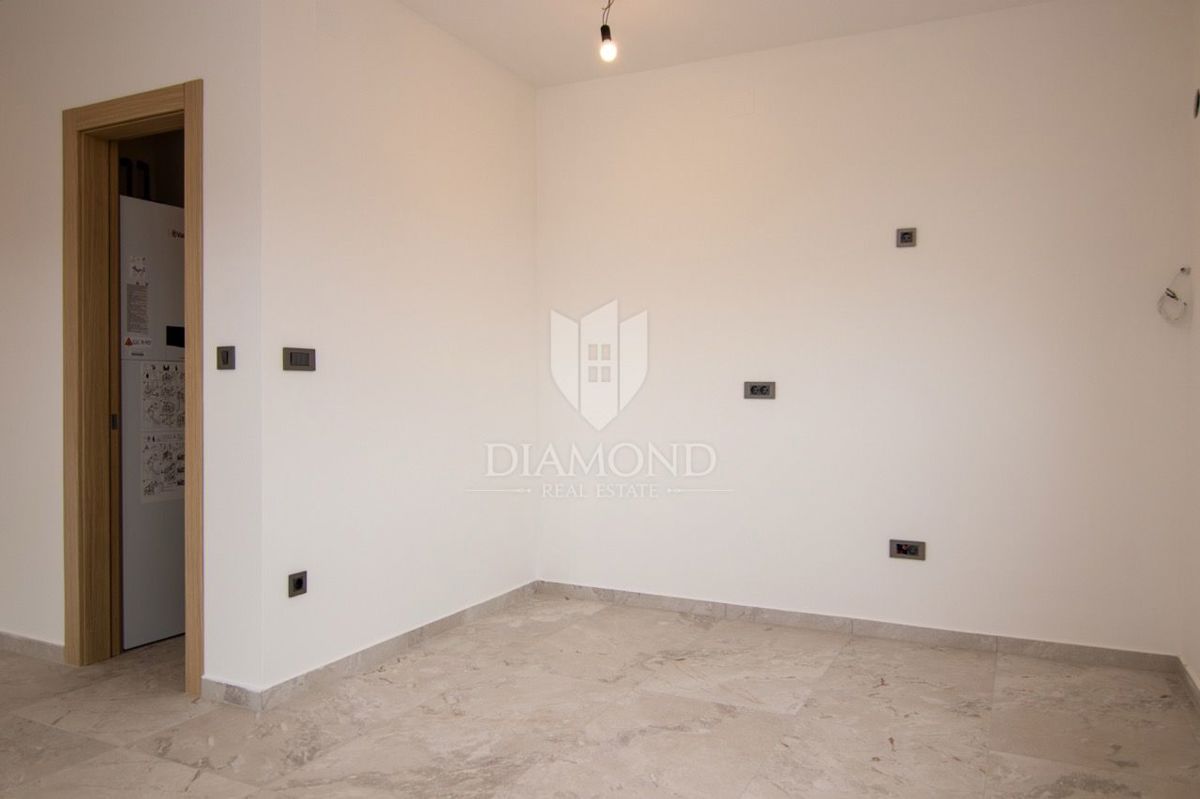 KRK, MALINSKA, POL-SAMOSTOJNA HIŠA Z BAZENOM