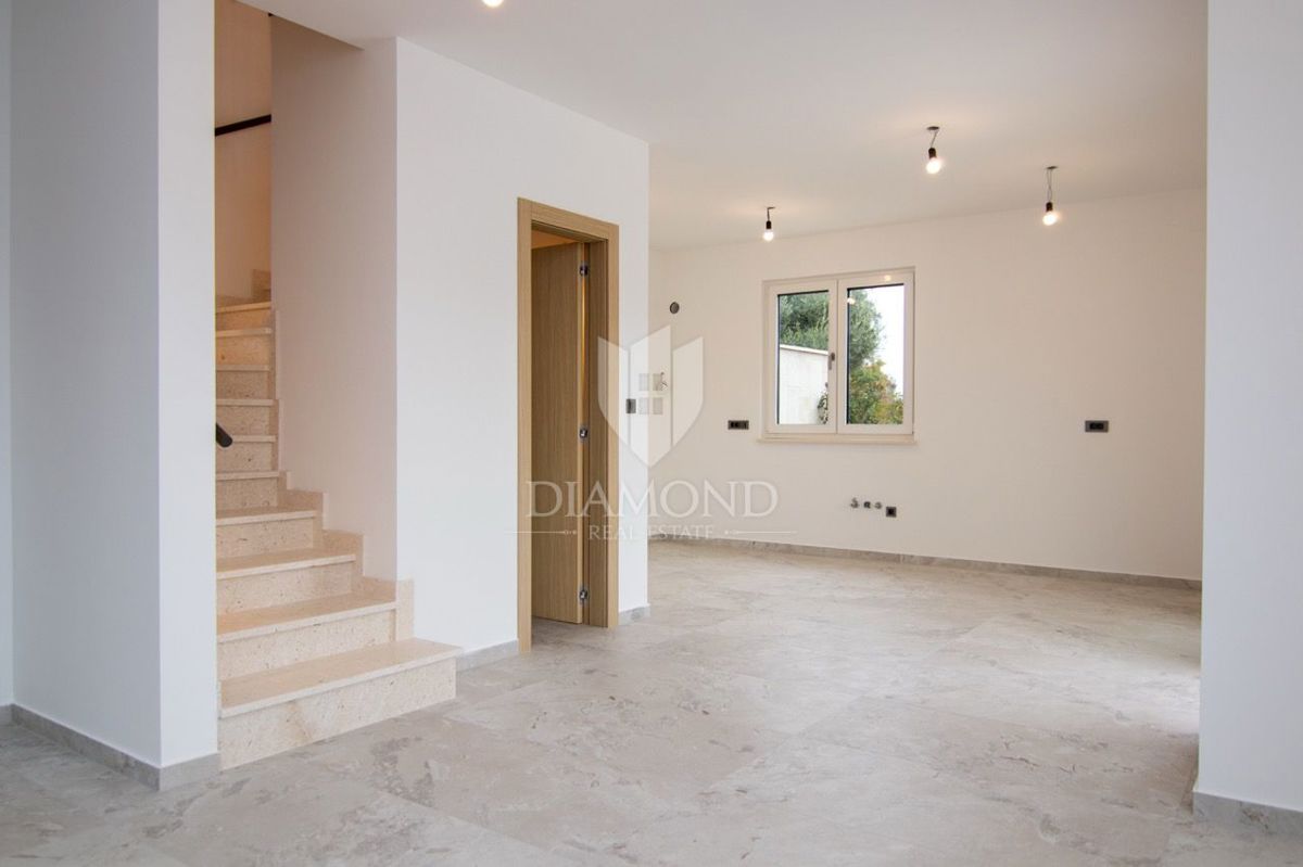 KRK, MALINSKA, POL-SAMOSTOJNA HIŠA Z BAZENOM