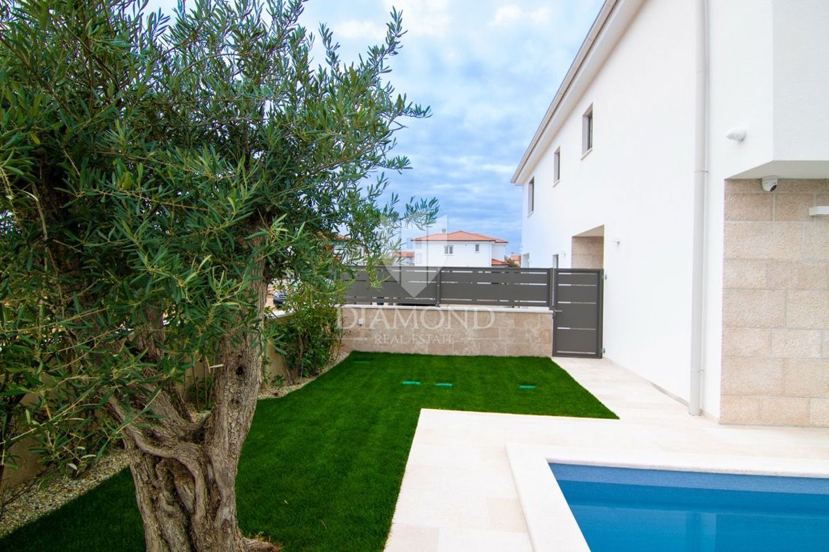 KRK, MALINSKA, POL-SAMOSTOJNA HIŠA Z BAZENOM