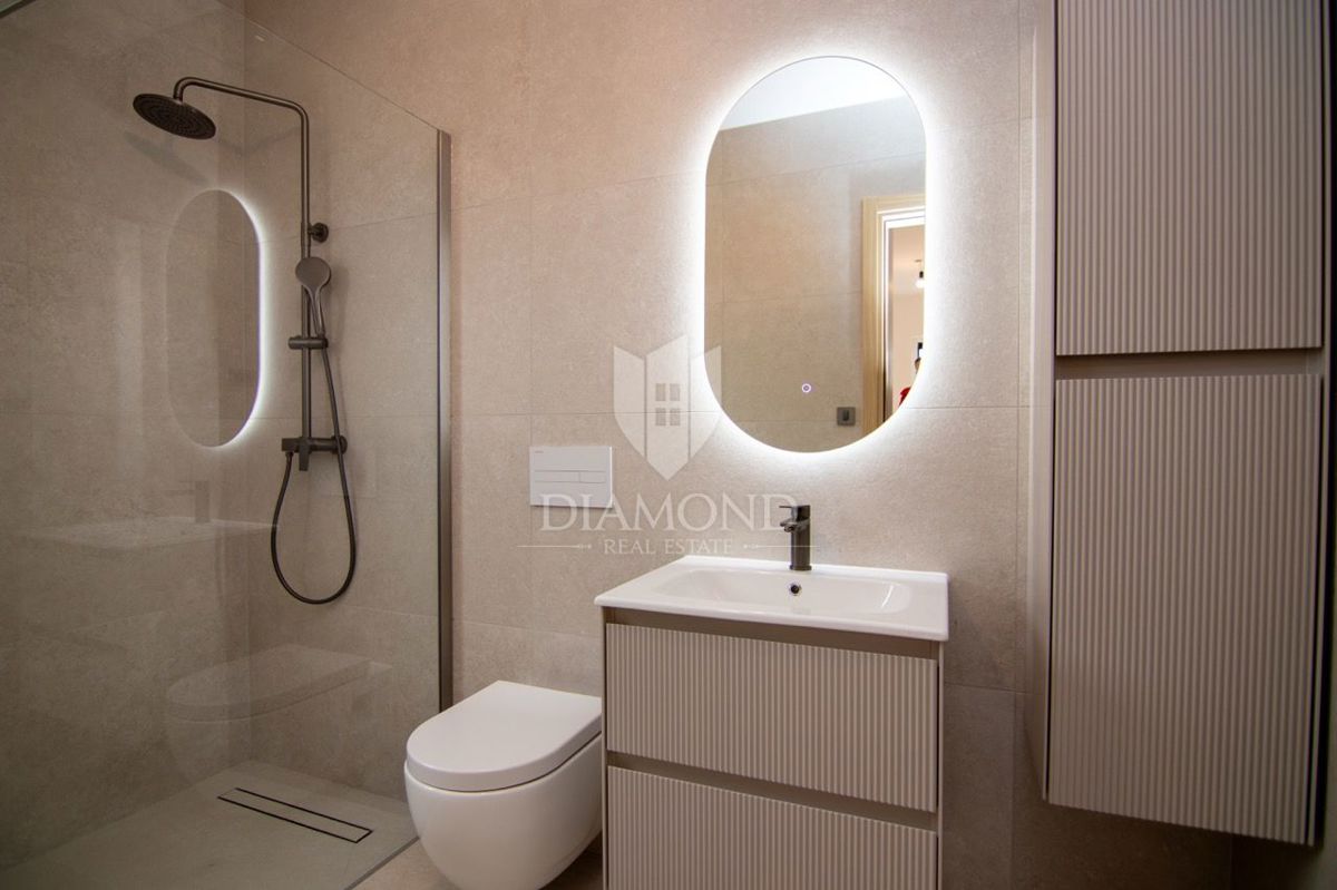 KRK, MALINSKA, POL-SAMOSTOJNA HIŠA Z BAZENOM