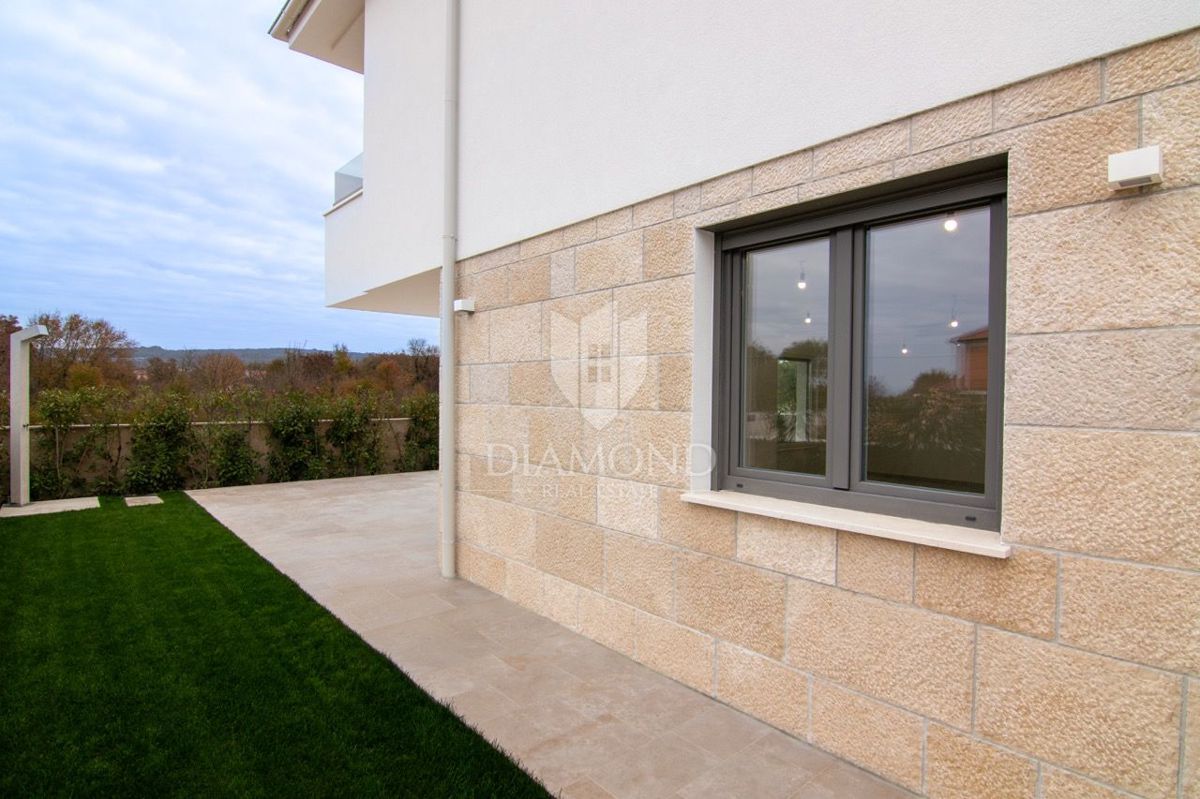 KRK, MALINSKA, POL-SAMOSTOJNA HIŠA Z BAZENOM