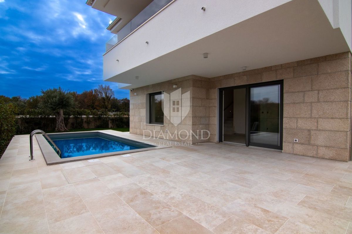 KRK, MALINSKA, POL-SAMOSTOJNA HIŠA Z BAZENOM