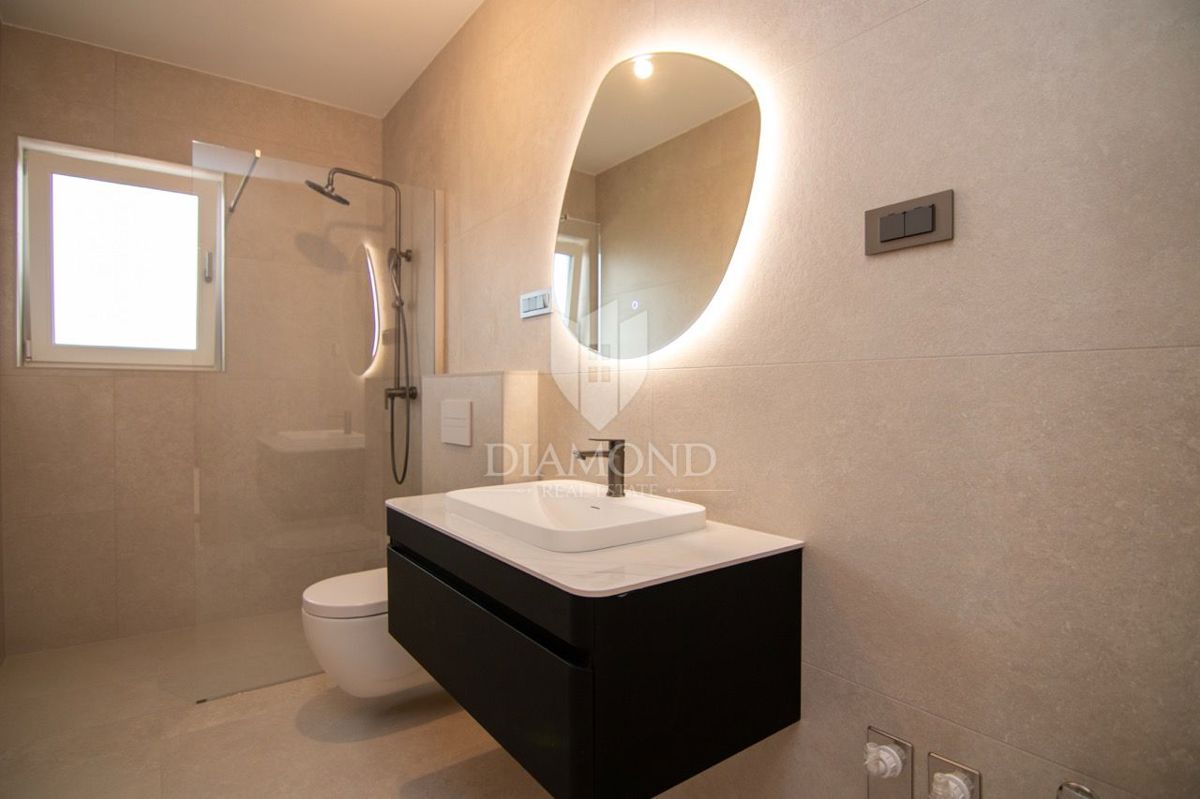 KRK, MALINSKA, POL-SAMOSTOJNA HIŠA Z BAZENOM