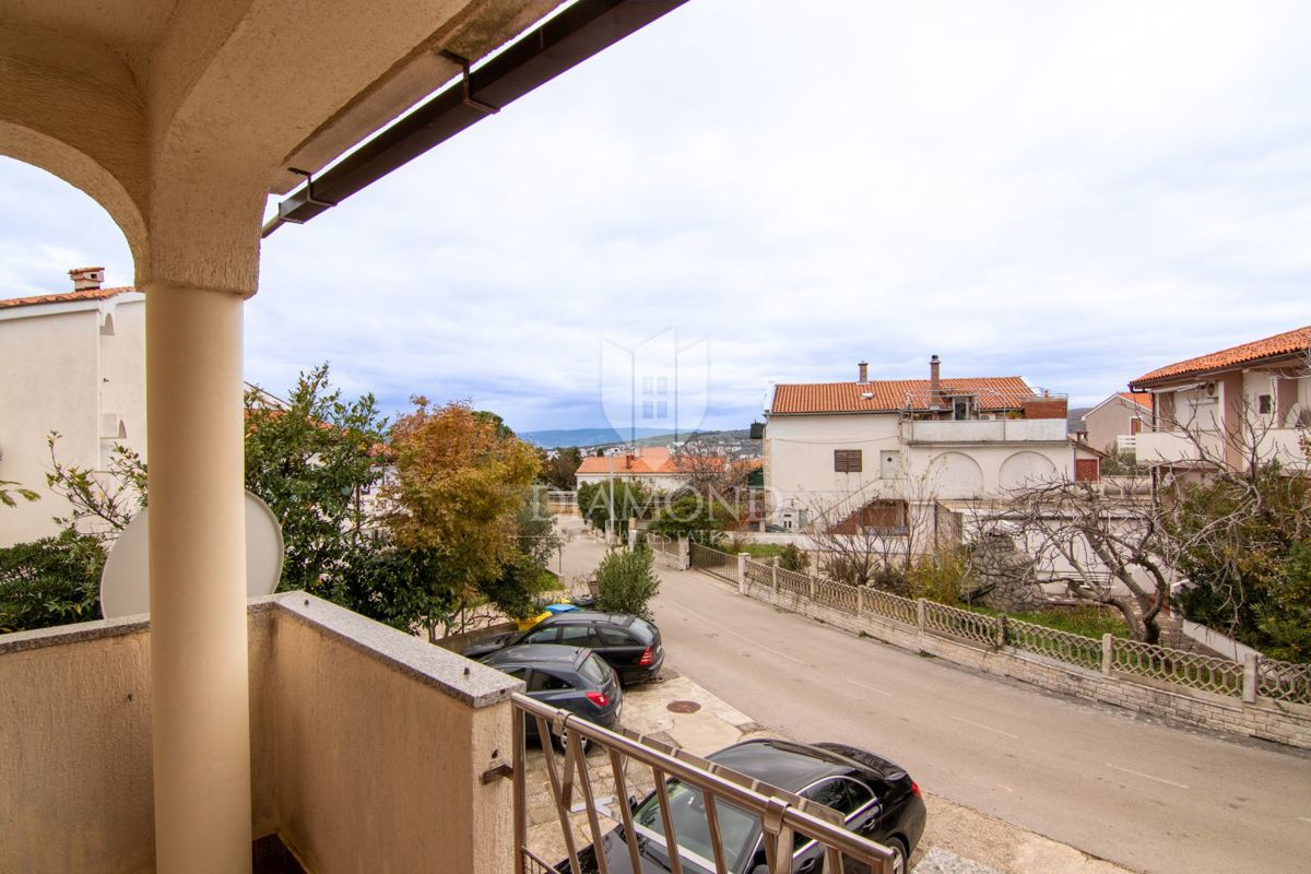 Krk, dvosobno stanovanje v prvem nadstropju, blizu plaže