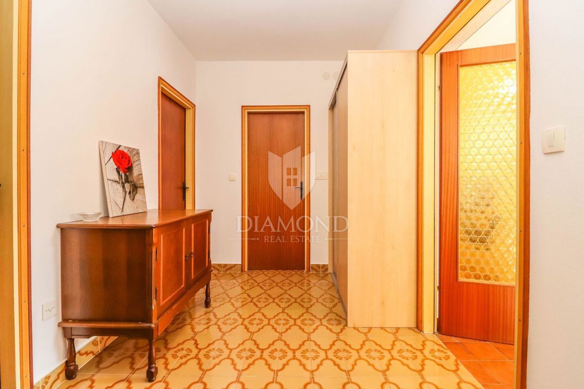 Pula, hiša z dvema stanovanjema in garažo v mirni ulici!