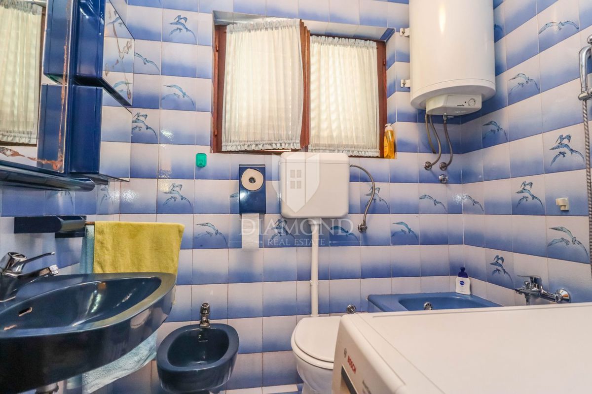 Pula, hiša z dvema stanovanjema in garažo v mirni ulici!