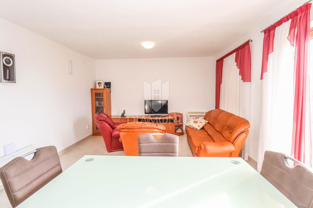 Pula, hiša z dvema stanovanjema in garažo v mirni ulici!