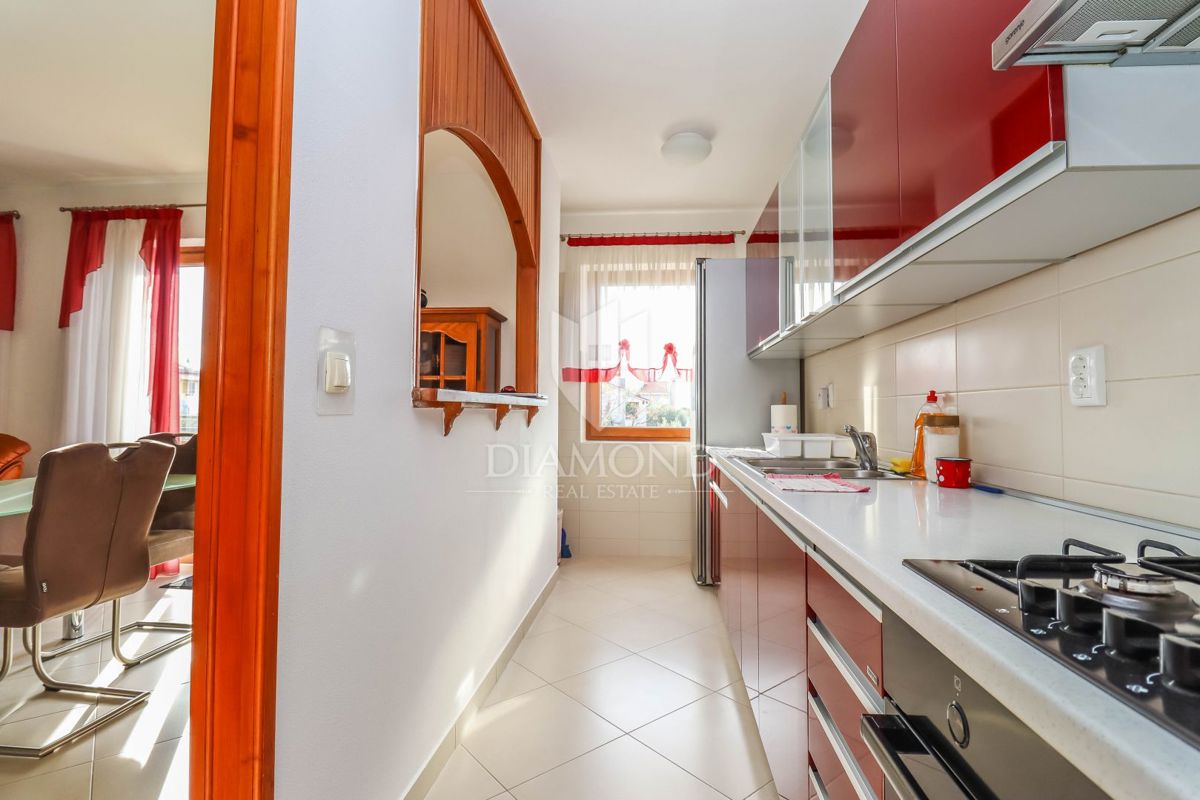 Pula, hiša z dvema stanovanjema in garažo v mirni ulici!