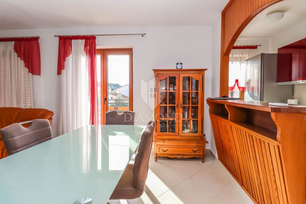 Pula, hiša z dvema stanovanjema in garažo v mirni ulici!