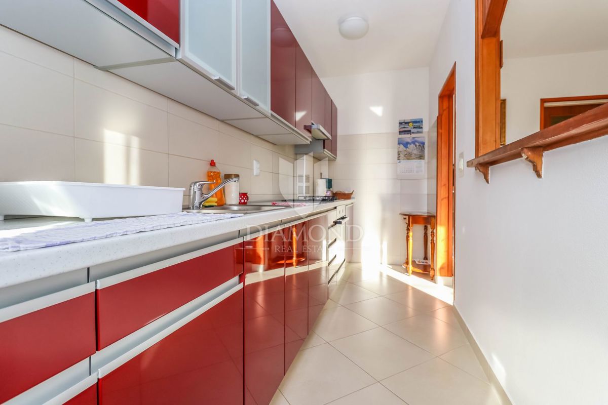 Pula, hiša z dvema stanovanjema in garažo v mirni ulici!