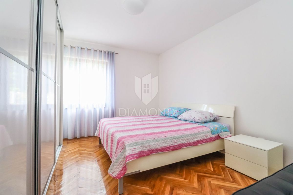 Pula, hiša z dvema stanovanjema in garažo v mirni ulici!