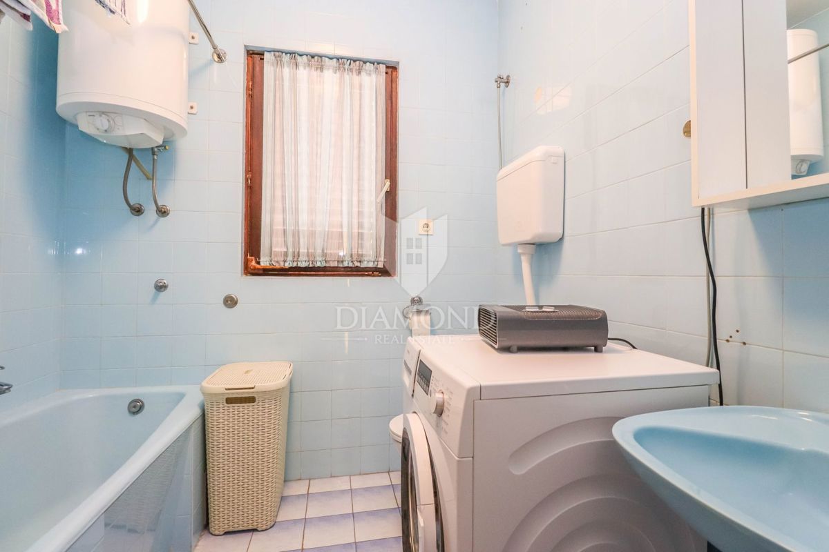 Pula, hiša z dvema stanovanjema in garažo v mirni ulici!