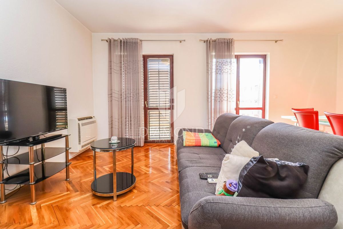 Pula, hiša z dvema stanovanjema in garažo v mirni ulici!