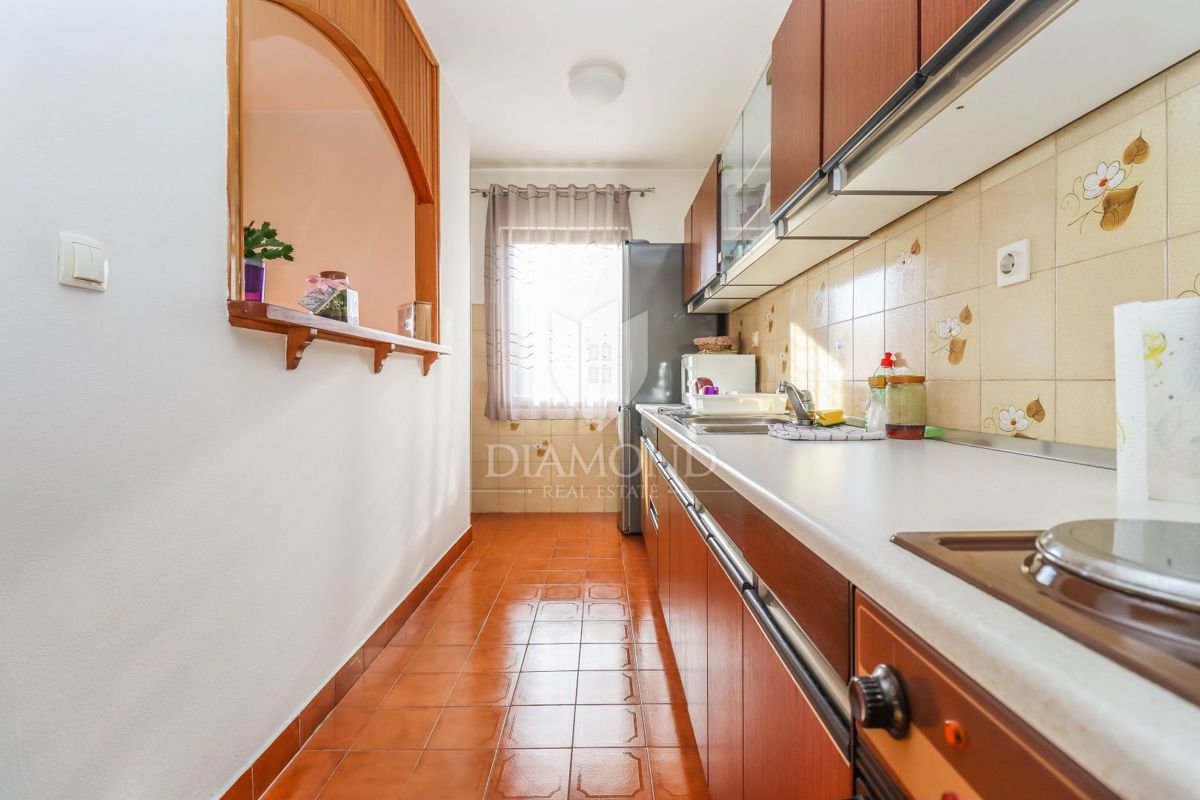 Pula, hiša z dvema stanovanjema in garažo v mirni ulici!