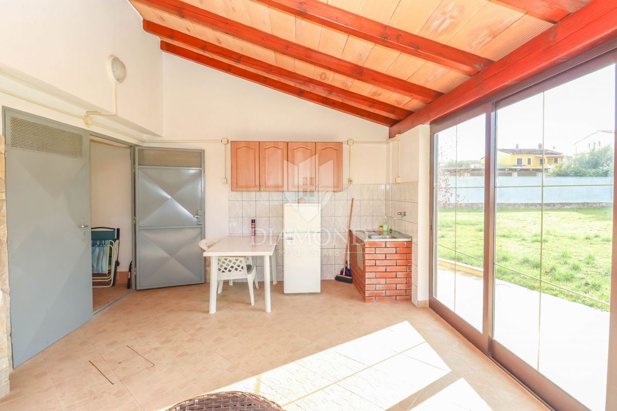 Pula, hiša z dvema stanovanjema in garažo v mirni ulici!