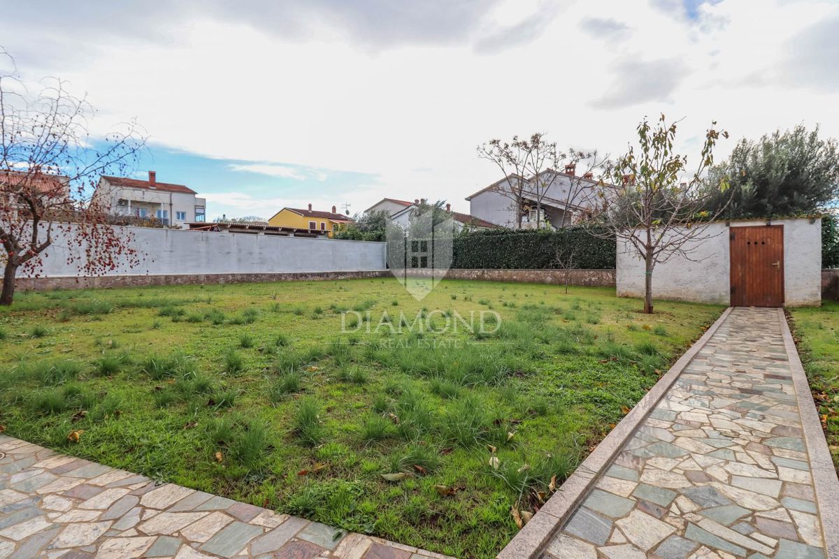 Pula, hiša z dvema stanovanjema in garažo v mirni ulici!