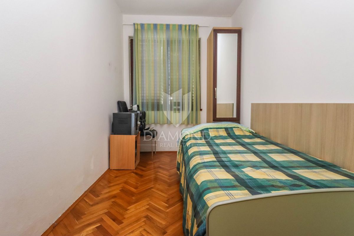 Pula, hiša z dvema stanovanjema in garažo v mirni ulici!