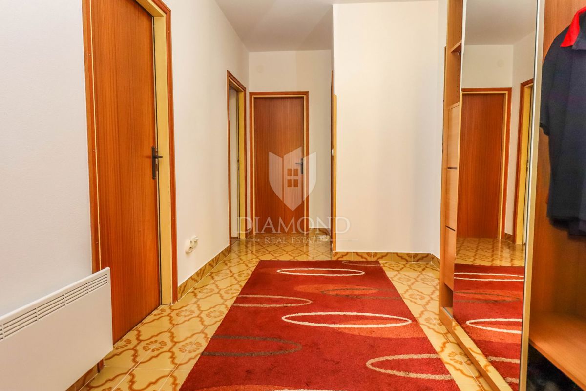 Pula, hiša z dvema stanovanjema in garažo v mirni ulici!