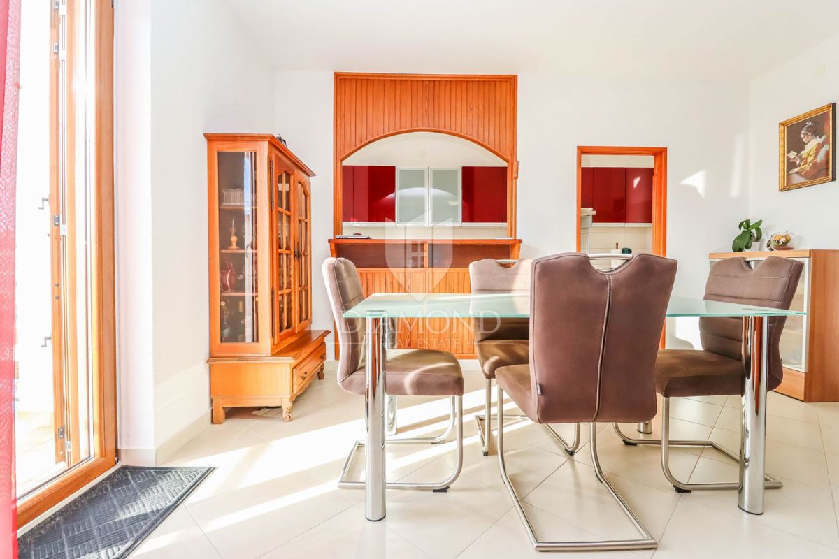 Pula, hiša z dvema stanovanjema in garažo v mirni ulici!