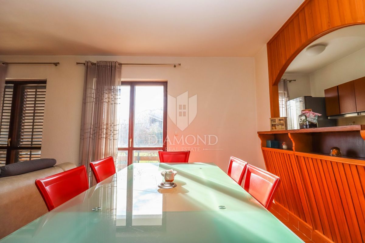 Pula, hiša z dvema stanovanjema in garažo v mirni ulici!