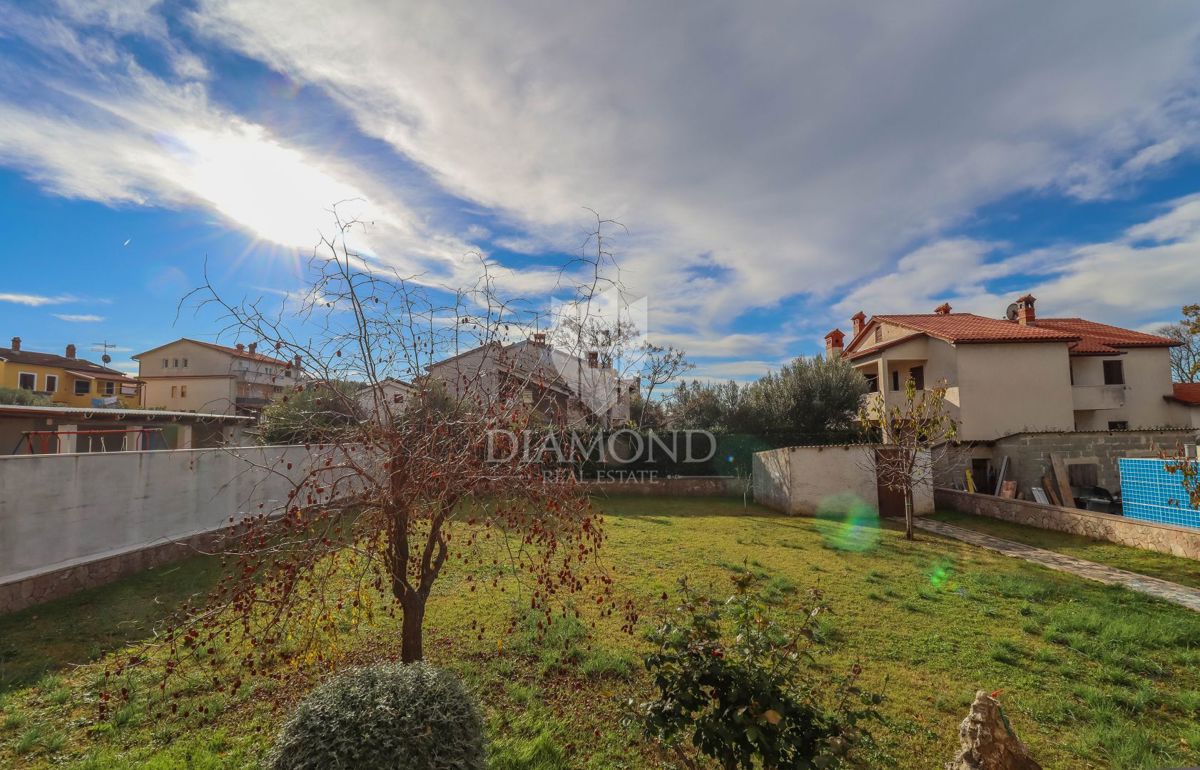 Pula, hiša z dvema stanovanjema in garažo v mirni ulici!