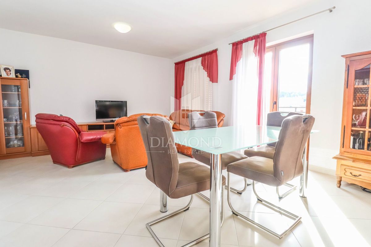 Pula, hiša z dvema stanovanjema in garažo v mirni ulici!