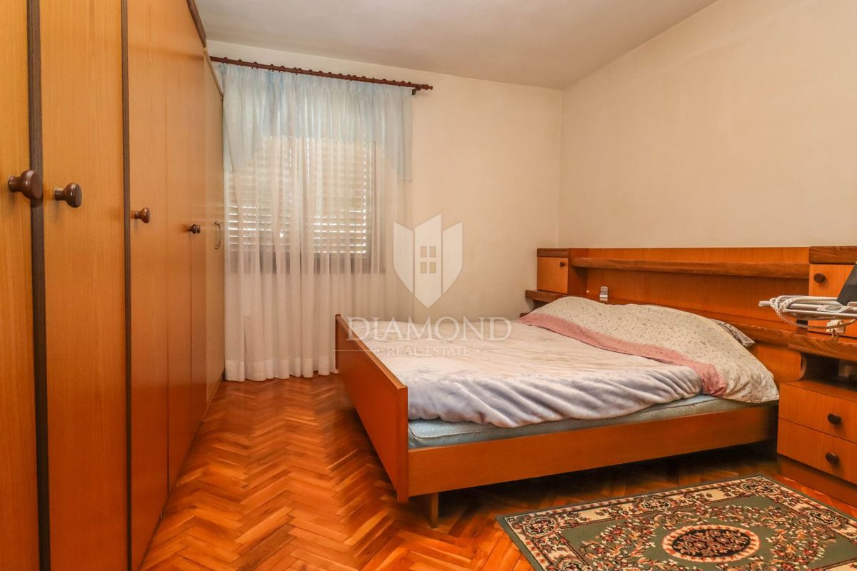 Pula, hiša z dvema stanovanjema in garažo v mirni ulici!