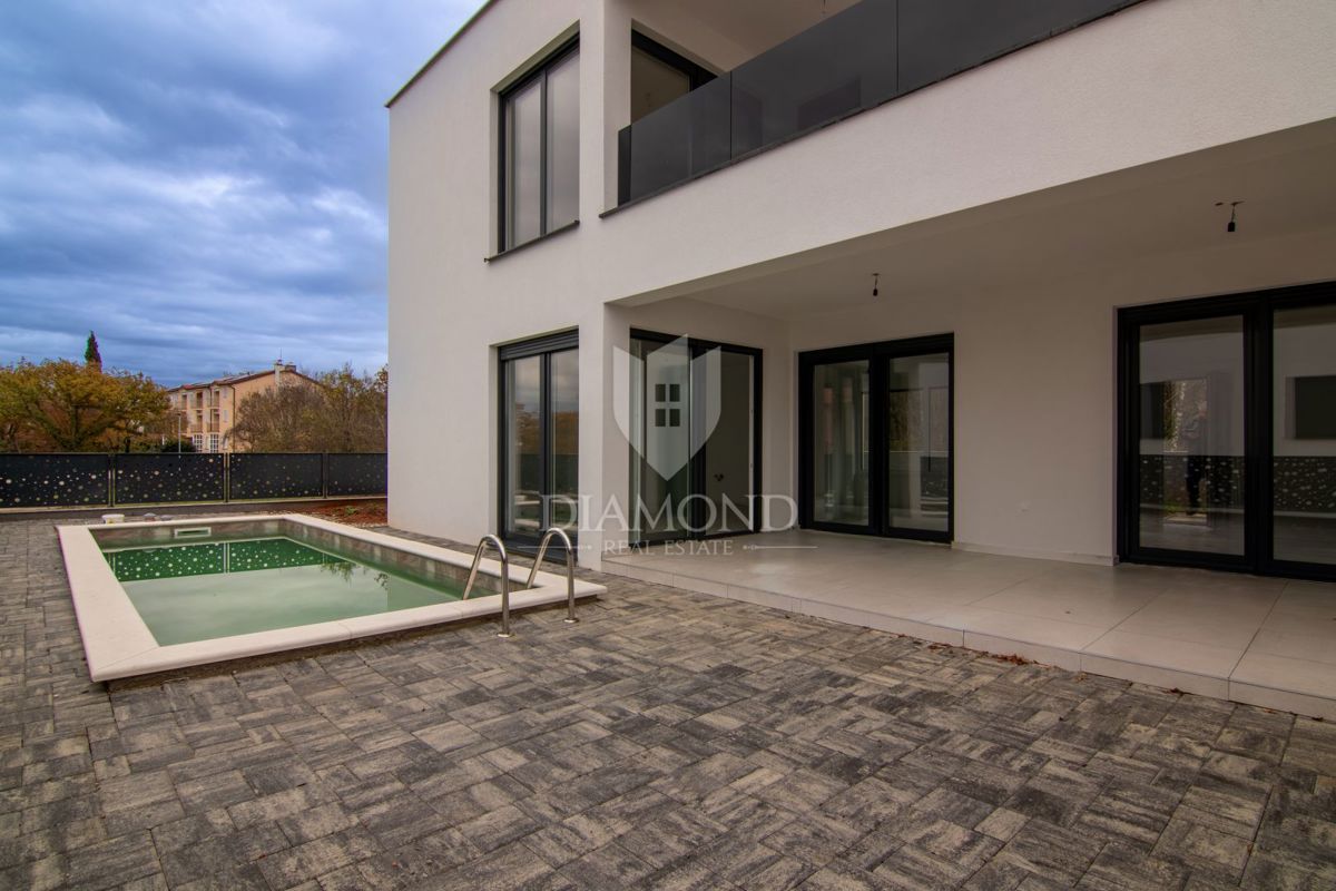 Dvojček hiše z bazenom