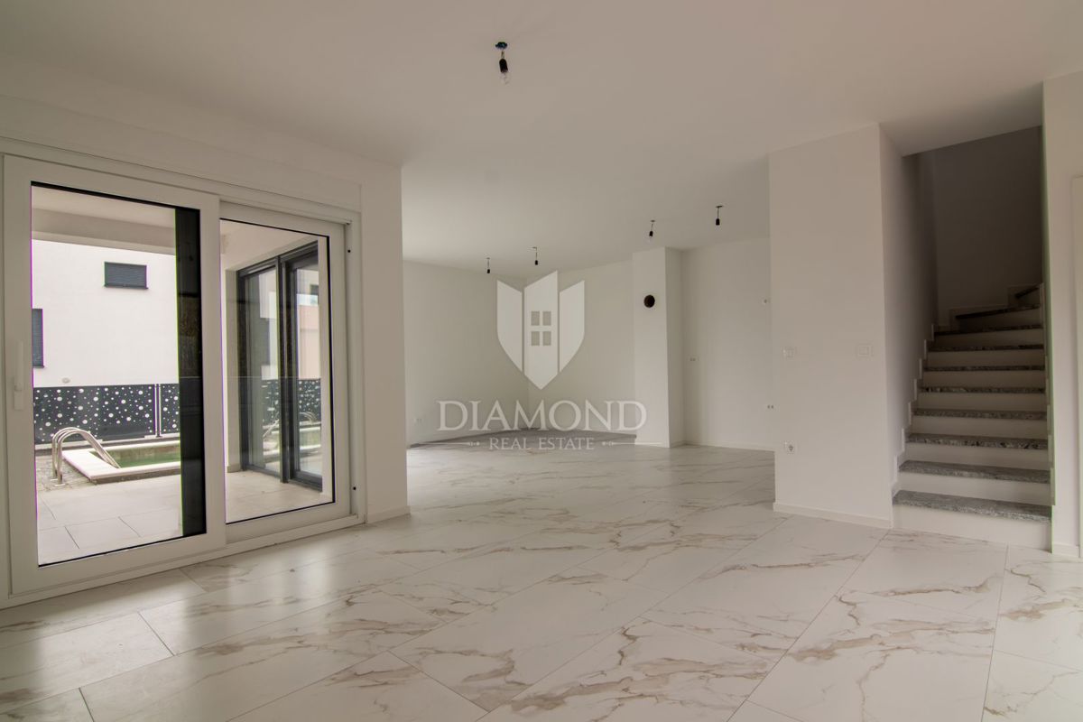 Dvojček hiše z bazenom