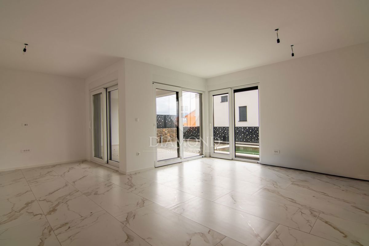 Dvojček hiše z bazenom