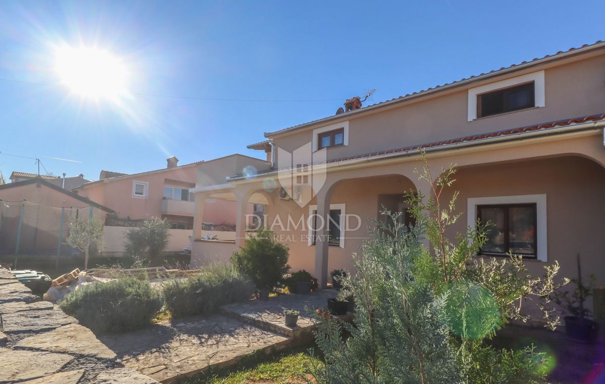 Hiša z bazenom v okolici Pule, 2 stanovanjski enoti + garaža + konoba