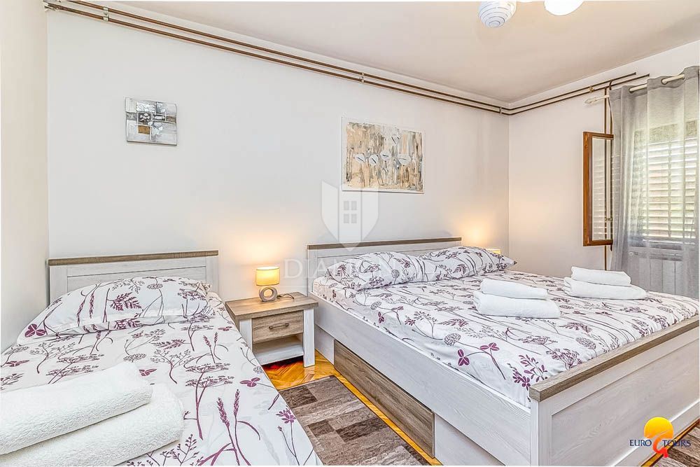 Hiša z bazenom v okolici Pule, 2 stanovanjski enoti + garaža + konoba