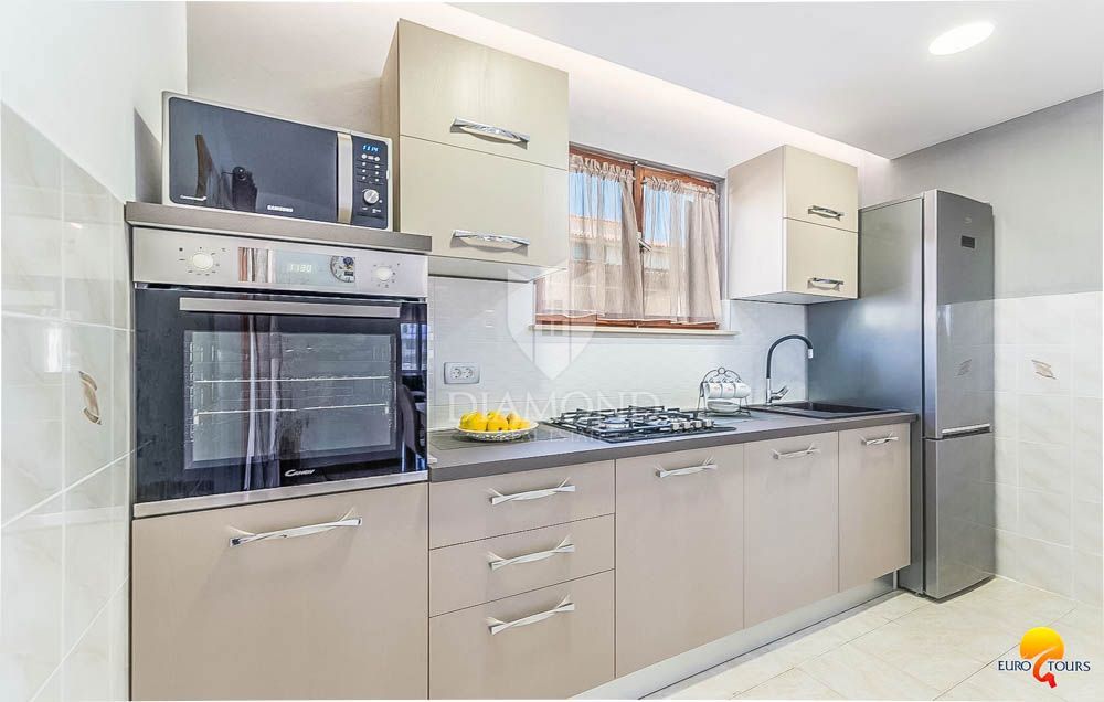 Hiša z bazenom v okolici Pule, 2 stanovanjski enoti + garaža + konoba