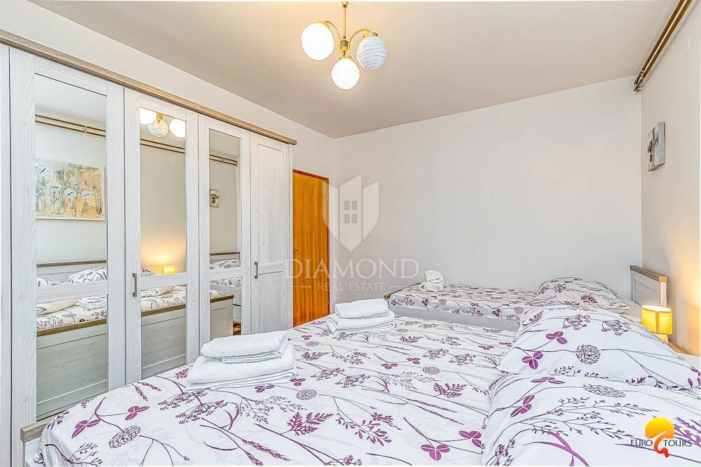 Hiša z bazenom v okolici Pule, 2 stanovanjski enoti + garaža + konoba