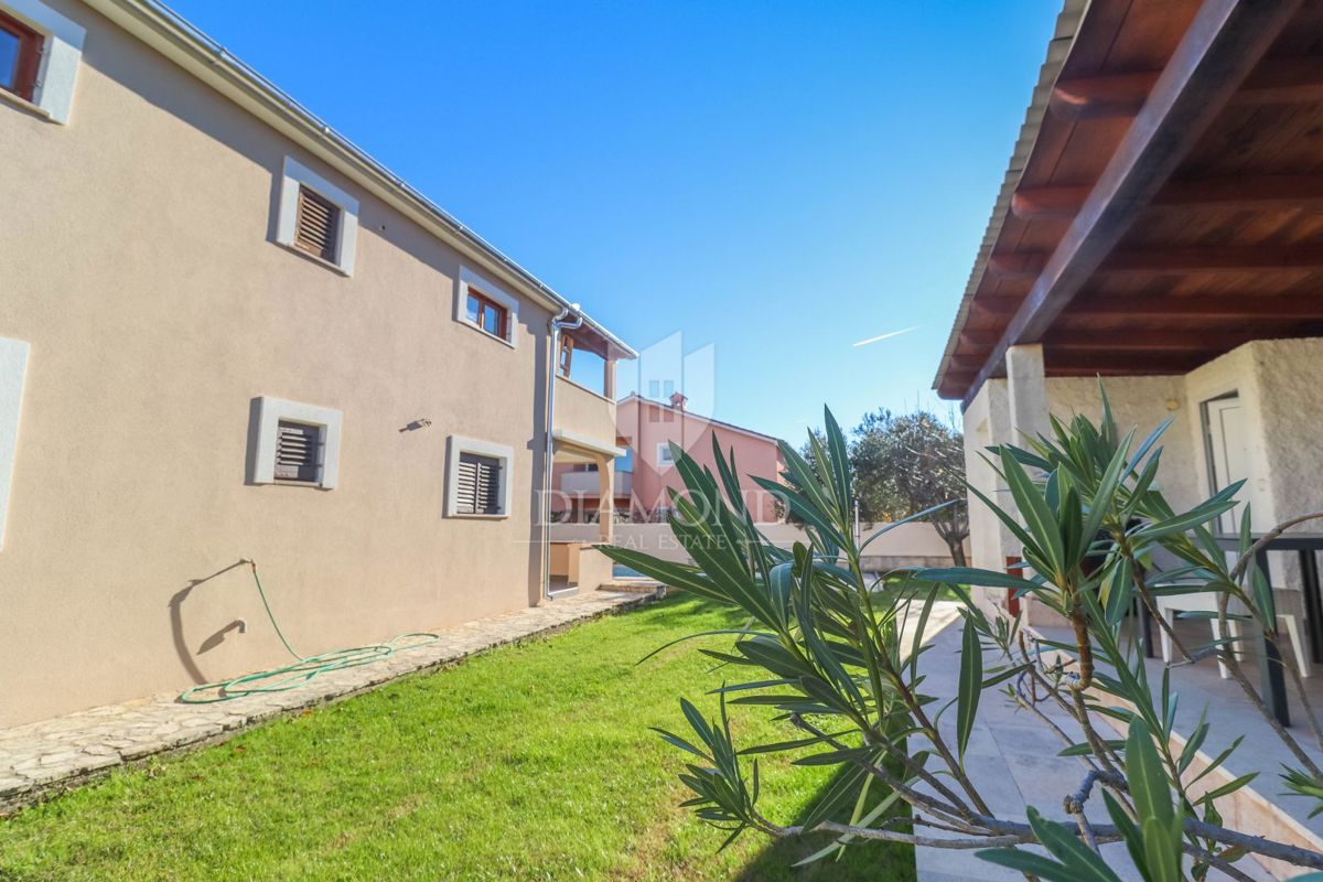 Hiša z bazenom v okolici Pule, 2 stanovanjski enoti + garaža + konoba