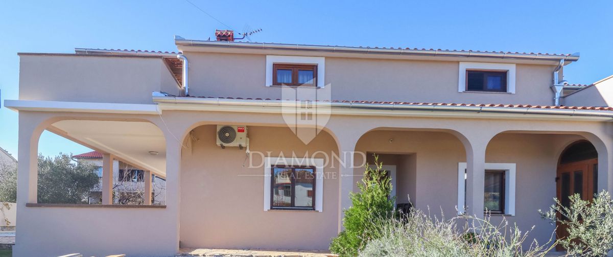 Hiša z bazenom v okolici Pule, 2 stanovanjski enoti + garaža + konoba