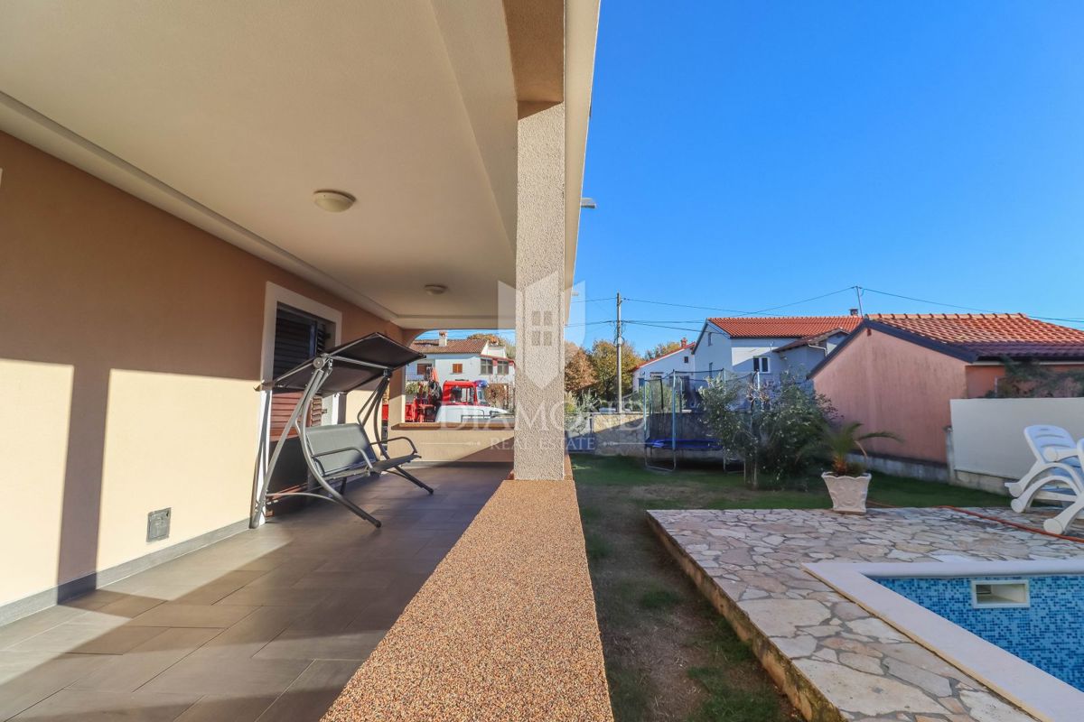 Hiša z bazenom v okolici Pule, 2 stanovanjski enoti + garaža + konoba