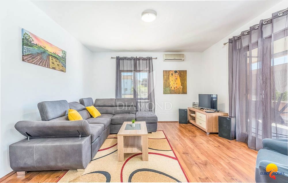 Hiša z bazenom v okolici Pule, 2 stanovanjski enoti + garaža + konoba