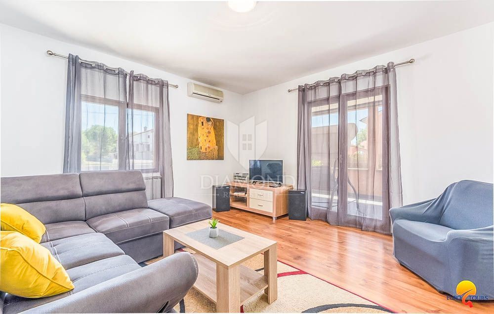 Hiša z bazenom v okolici Pule, 2 stanovanjski enoti + garaža + konoba