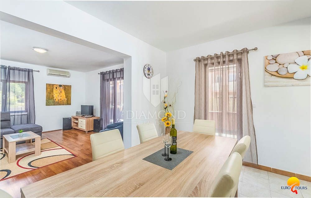 Hiša z bazenom v okolici Pule, 2 stanovanjski enoti + garaža + konoba