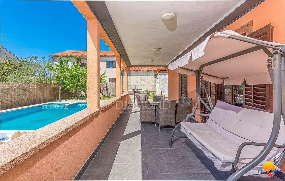 Hiša z bazenom v okolici Pule, 2 stanovanjski enoti + garaža + konoba