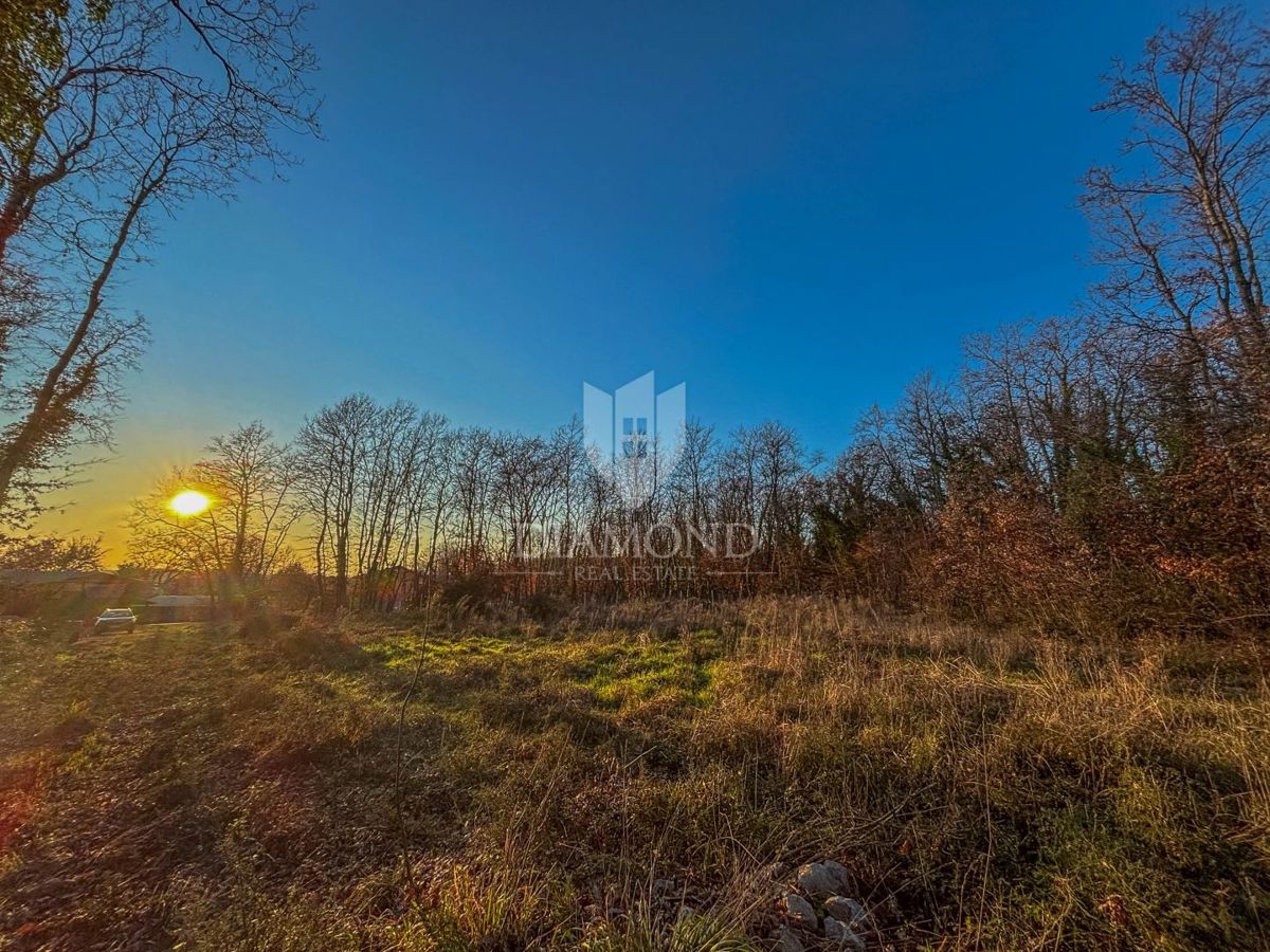 Umag, priložnost! Zemljišče z gradbenim dovoljenjem!