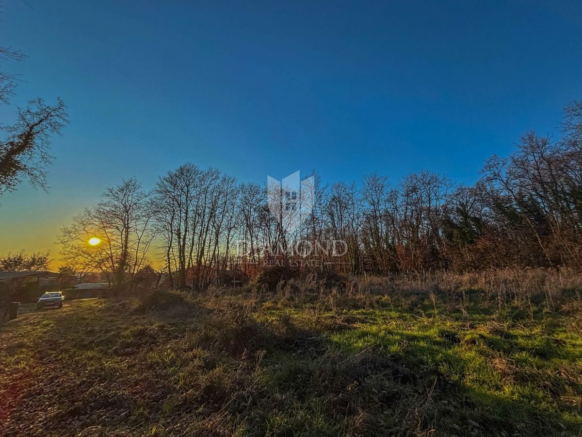 Umag, priložnost! Zemljišče z gradbenim dovoljenjem!