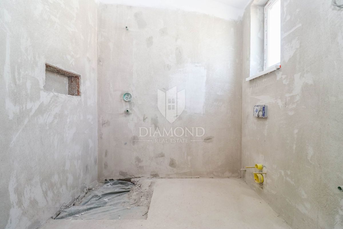 Ližnjan, dvonadstropno stanovanje z vrtom, 1 km od morja!