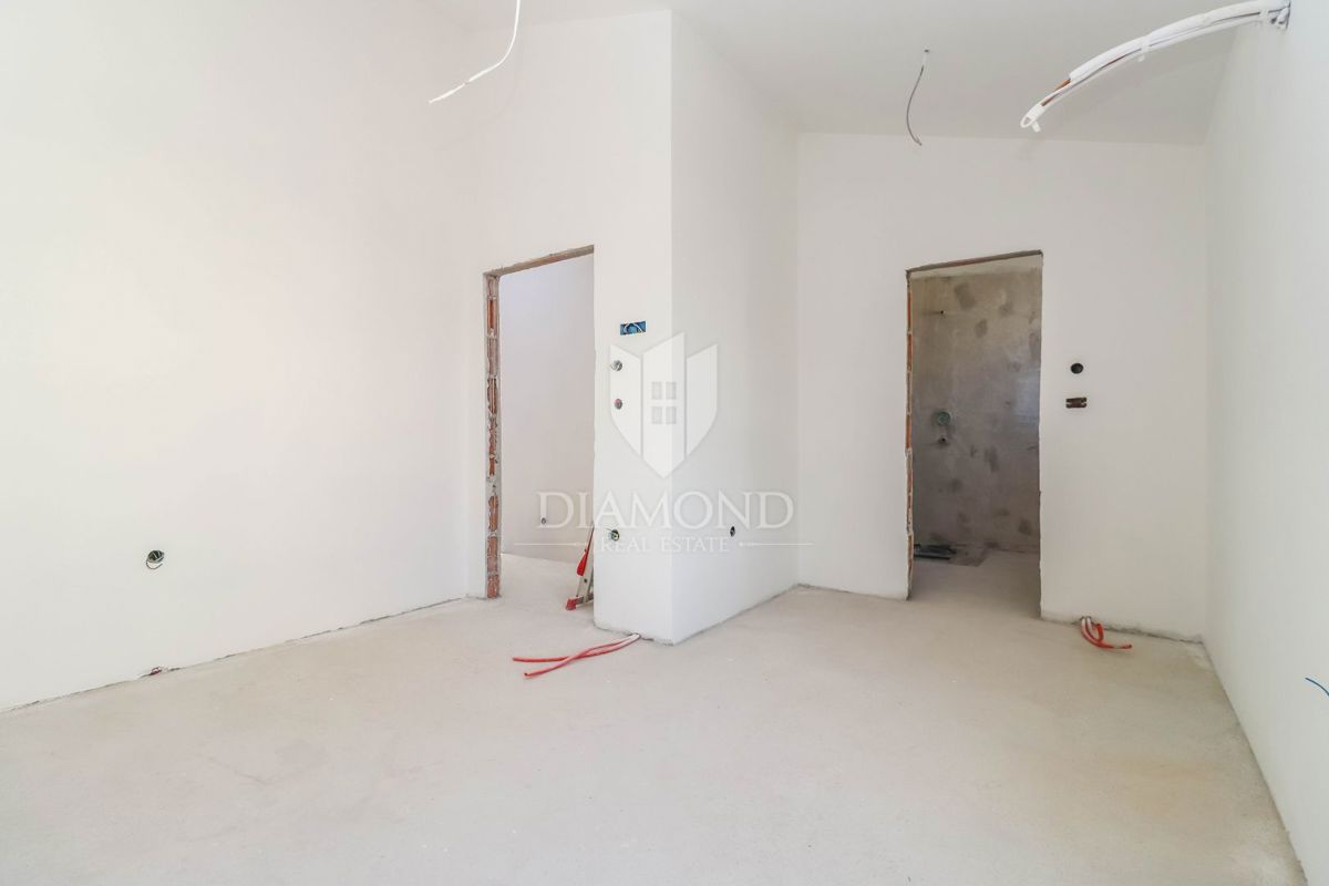 Ližnjan, dvonadstropno stanovanje z vrtom, 1 km od morja!