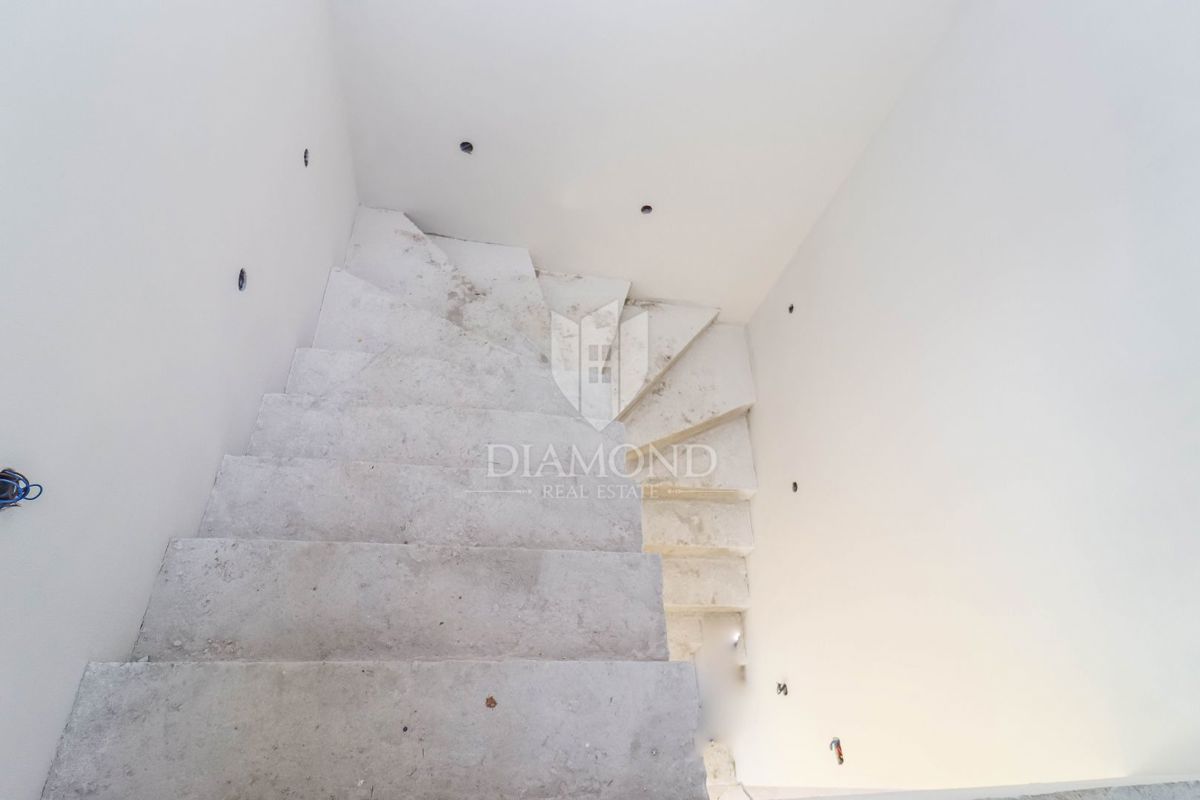 Ližnjan, dvonadstropno stanovanje z vrtom, 1 km od morja!